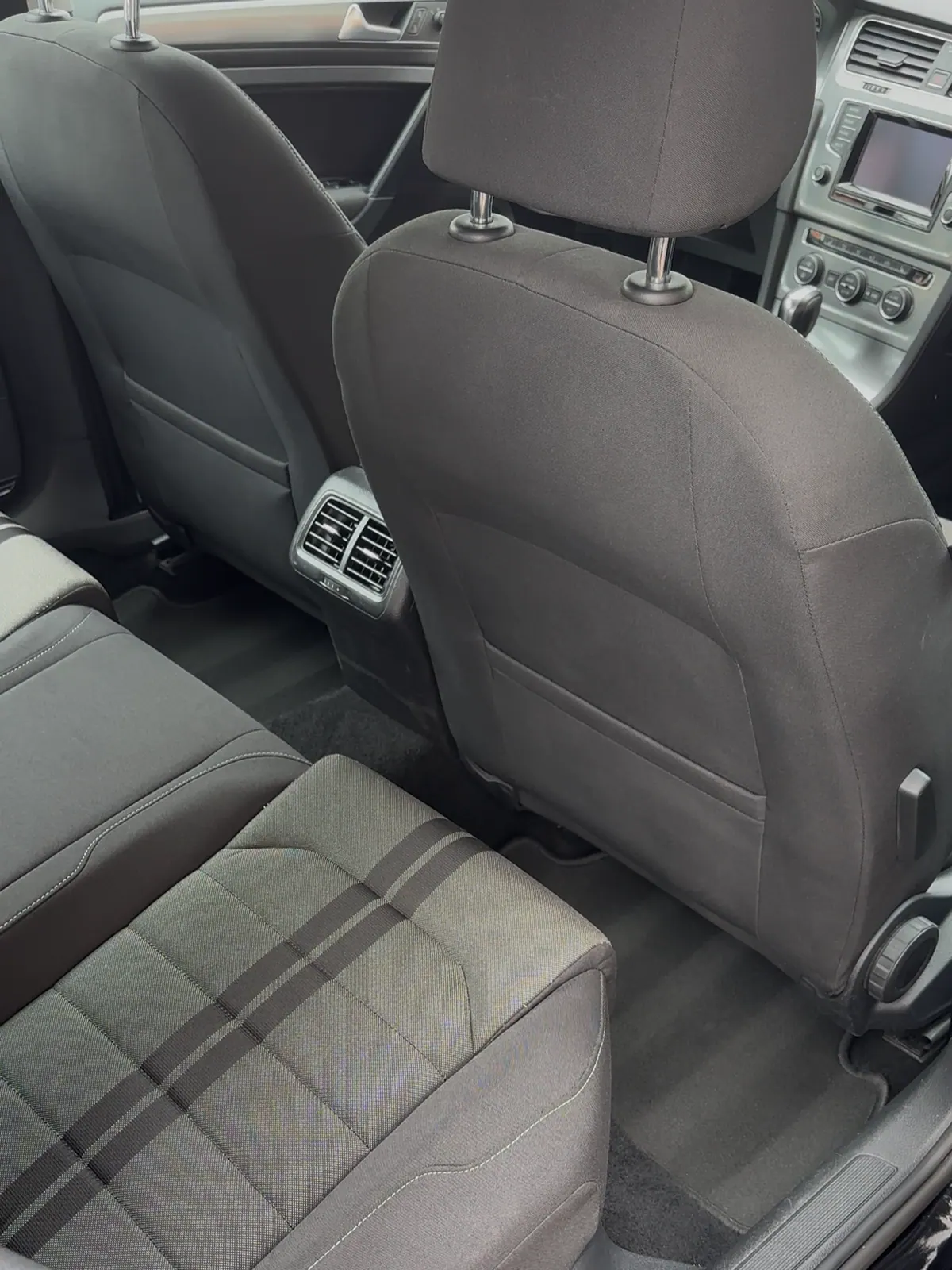Banquette arrière et seuil de porte d'une Volkswagen Golf après shampouinage